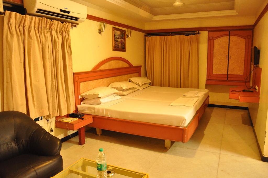 Hotel Sathyam Tiruchirappalli Room photo